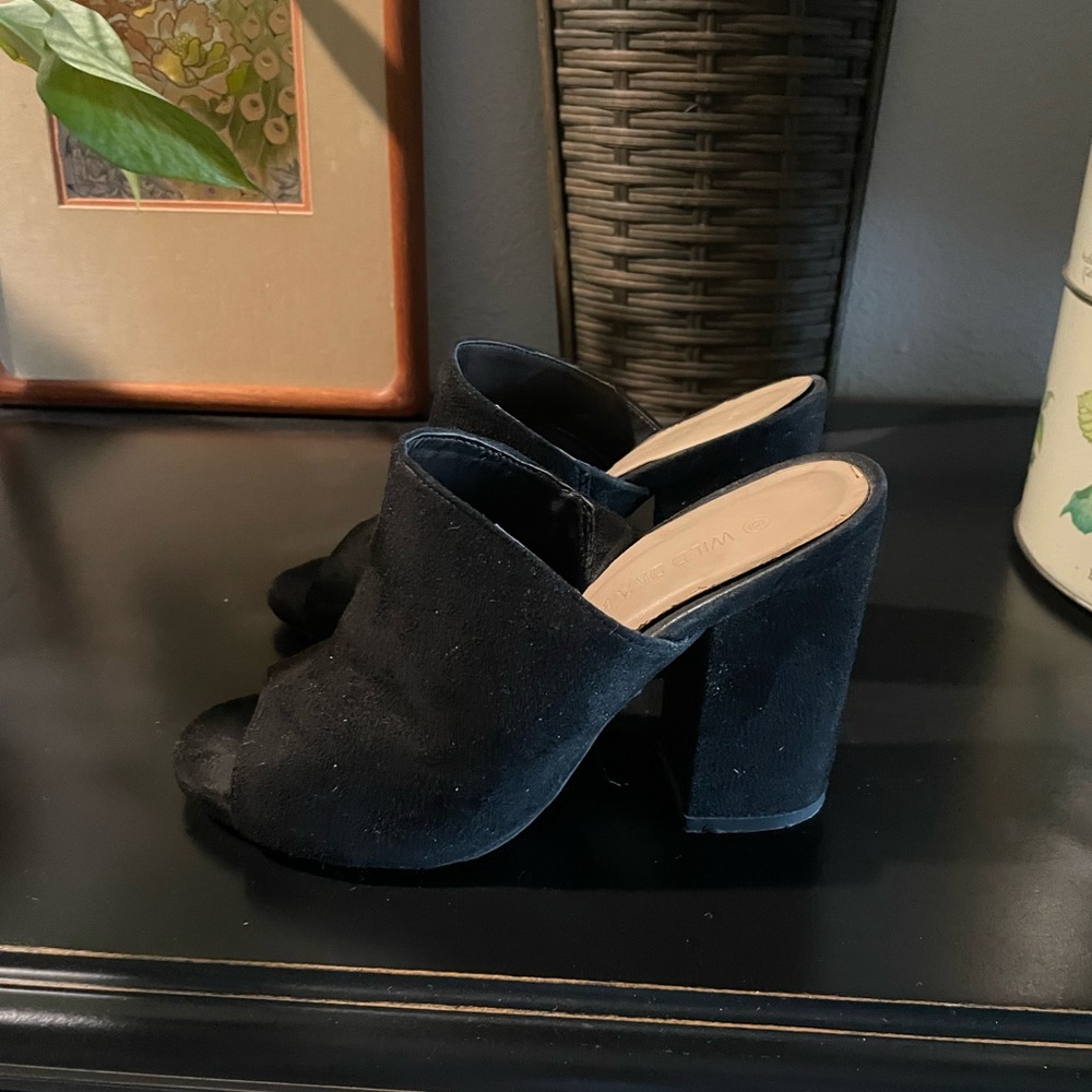 Women’s size 6 brand is wild diva slip on open toe heel